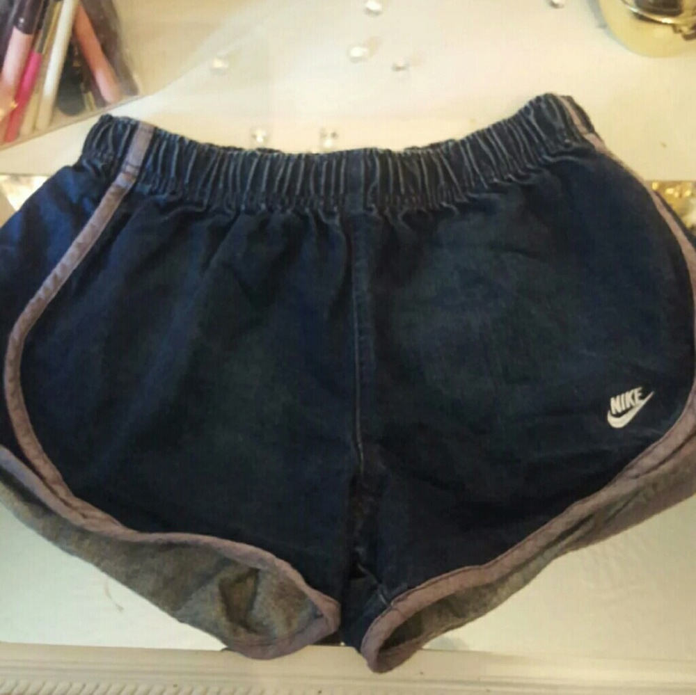 Med Nike shorts